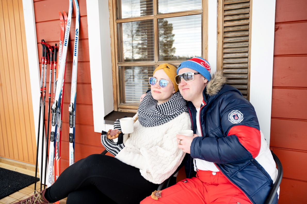 A couple spending cottage holiday with cross-country skiing in Lentiira.